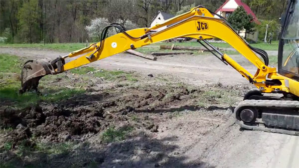 экскаватор JCB 8045 копает землю